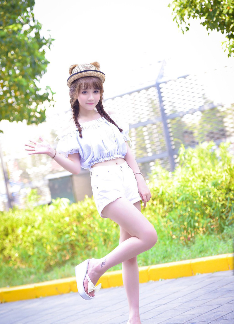 陈到自然也清楚敌人的打算，怒吼一声，脚在一艘船上一踏，朝着吕蒙扑来，只是落脚的瞬间，陈到就绝望了，船身根本不受力，一脚踏出，船身开始向后飘，陈到扑出一段时间之后，伴随着一声怒吼，一头栽进了水中。